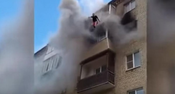 فيديو: عائلة بأكملها تقفز من الطابق الخامس!