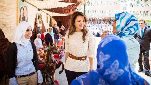 الملكة رانيا تشارك ثانوية للبنات الاحتفال بالاستقلال