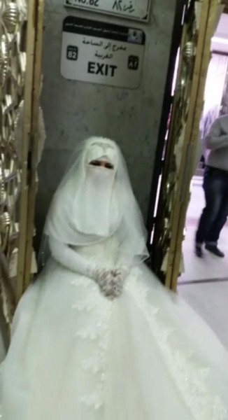 صور وفيديو: عروس حاولت الدخول بكامل زينتها إلى "الحرم المكي"..  وهكذا تم التعامل معها!