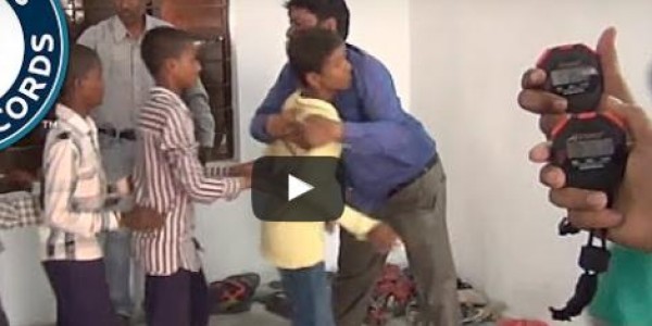 بالفيديو.. رجل يعانق 79 شخصا خلال 60 ثانية