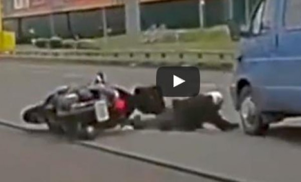 بالفيديو: سائق موتوسيكل ينجو من حادث مميت