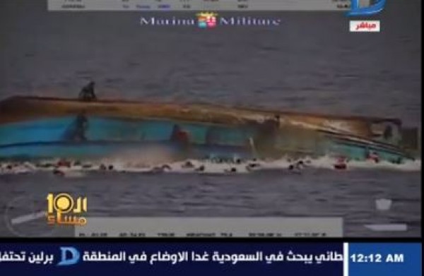لحظة انقلاب مركب هجرة غير شرعية في عرض البحر