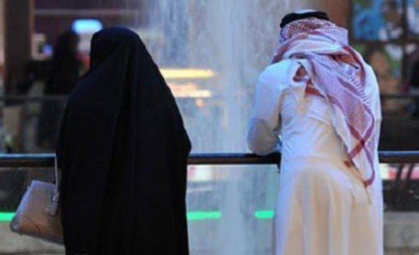 معلمة سعودية قررت عمل مفاجأة لزوجها .. فكلفتها الطلاق !!