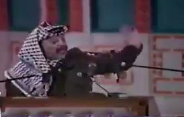 شاهد رد الرئيس الراحل أبو عمار على مقولة" الكبار يموتون والصغار ينسون"
