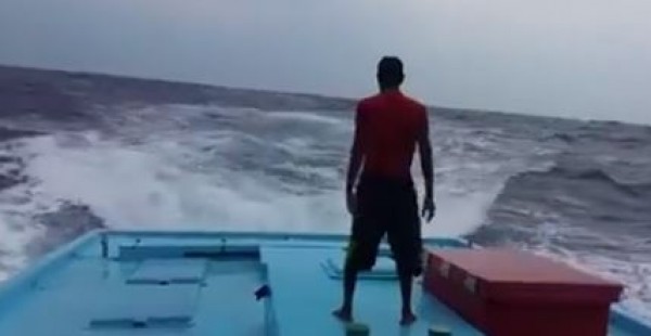 شاهد...صياد يصلى وسط البحر والأمواج المتلاطمة
