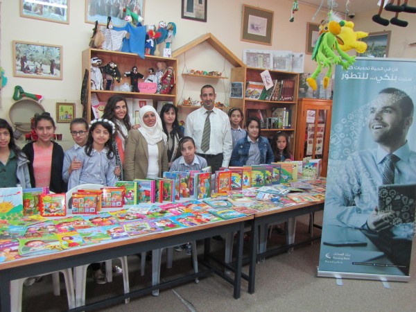 بنك الاسكان يقدم دعما لمكتبة مدرسة هواري بو مدين في رام الله