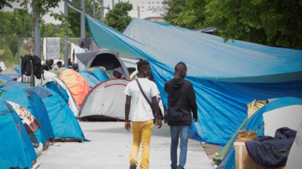 عمدة باريس تخطط لبناء مخيم للمهاجرين شمال العاصمة الفرنسية