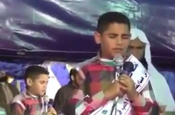 شاهد صوت ملائكي لطفل كفيف في تلاوة القراءن