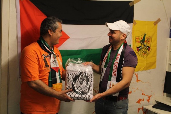 ضمن جهود حركة فتح في حماية تراثنا الفلسطيني والحفاظ عليه..اقليم الدنمارك يقدم ثياب فلكلورية لفرقة "جفرا"