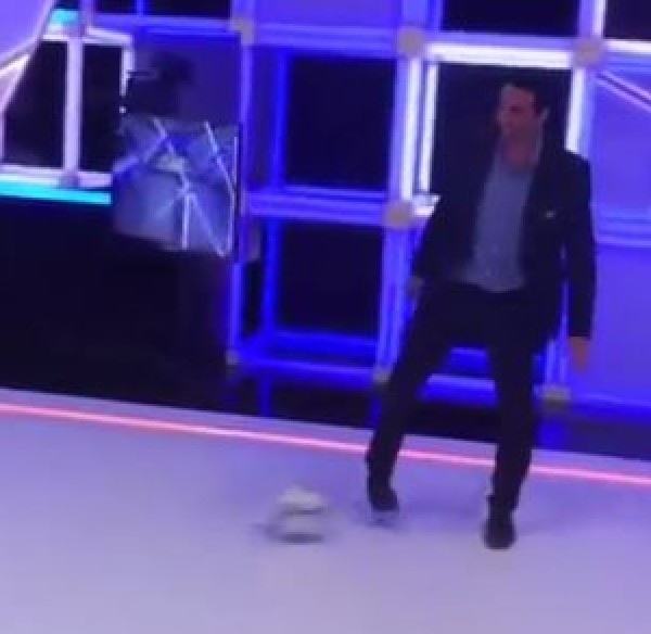 أبو تريكة يعلّم طفل قطري مهارات الكرة