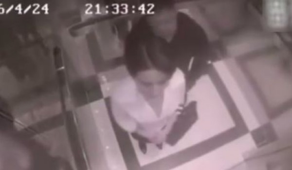 شاهد ماذا فعلت شابة داخل مصعد بعد أن حاول شاب التحرش بها