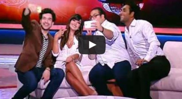 راغدة شلهوب تلتقط سيلفي مع نجوم "The Comedy"