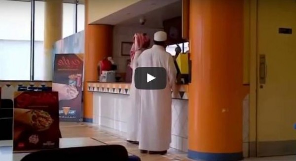 بالفيديو : مشاجرة بين موظف وخليجي في أحد المطاعم