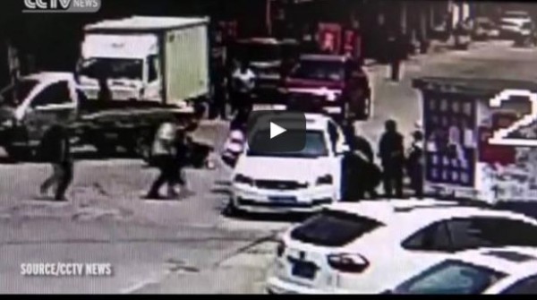 بالفيديو : لحظة إنقاذ امرأة من الموت دهسا أسفل سيارة