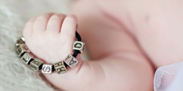 لحماية طفلك من الضياع .. اصنعي هذه الإسورة