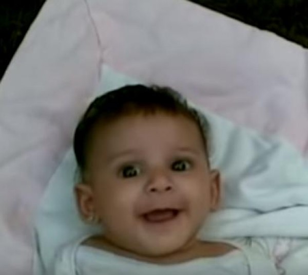 فيديو طريف .. ام تعذب بنتها بالضحك