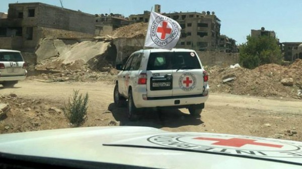 بعد ساعات فقط من وصول المساعدات الى سكانها، الجيش السوري يقصف داريا ببراميل متفجرة