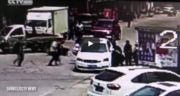بالفيديو: لحظة إنقاذ امرأة من الموت دهسا أسفل سيارة