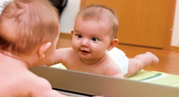 لماذا يحب طفلي المرآة؟