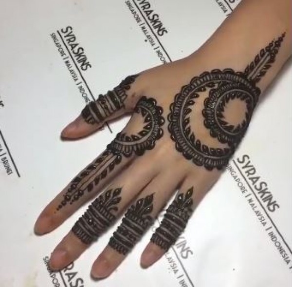 النقش بإستخدام الحناء