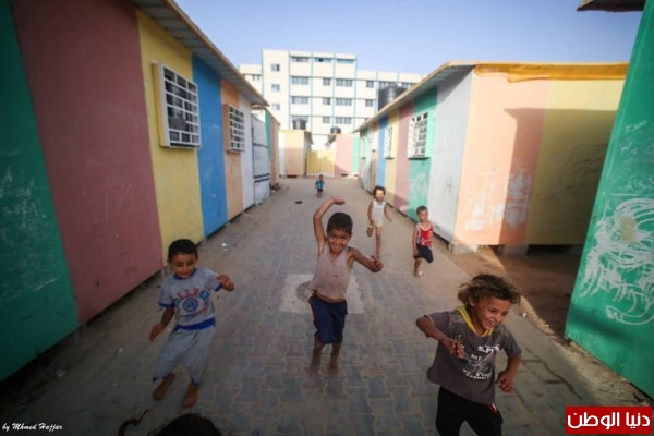 اللعب وسط الكرفانات