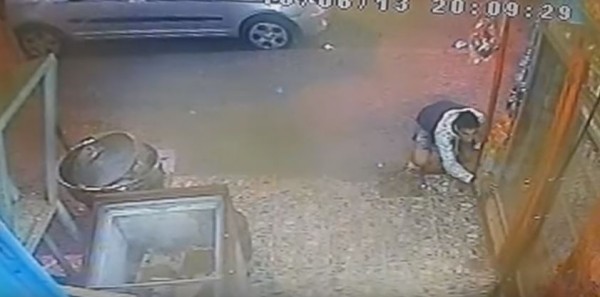 شاهد لص يسرق زجاجة عصير بطريقة إحترافية