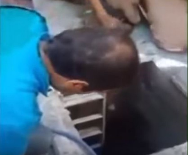 لحظة إنقاذ طفلة سقطت داخل بالوعة التصريف الصحي
