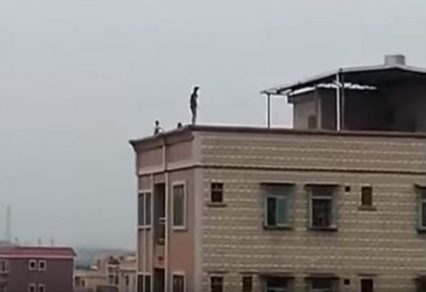 لقطة مرعبة لأطفال يعتلون سطح أحد البنايات