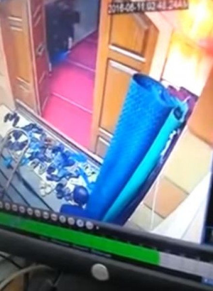 لص يسرق أحذية المصلين وقت صلاة الفجر في رمضان