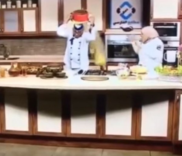 شيف أراد الإستعراض على الهواء فإنقلب الطعام فوق رأسه