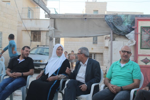 قراقع وأسرى محررين يزورون عائلات أسرى في محافظة بيت لحم