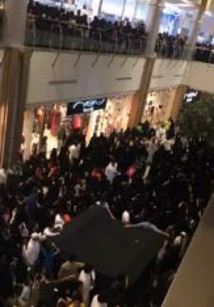 تدافع حول فتاة من مشاهير "سناب شات " بأحد مولات السعودية