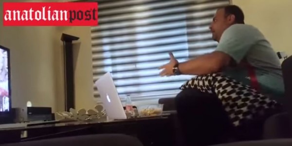 مشجع يحطم أثاث منزله بسبب حيلة ماكرة من زوجته