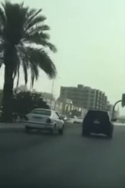 إنقلاب سيارة على أحد الطرقات السريعة نتيجة تصادمها مع مركبة أخرى