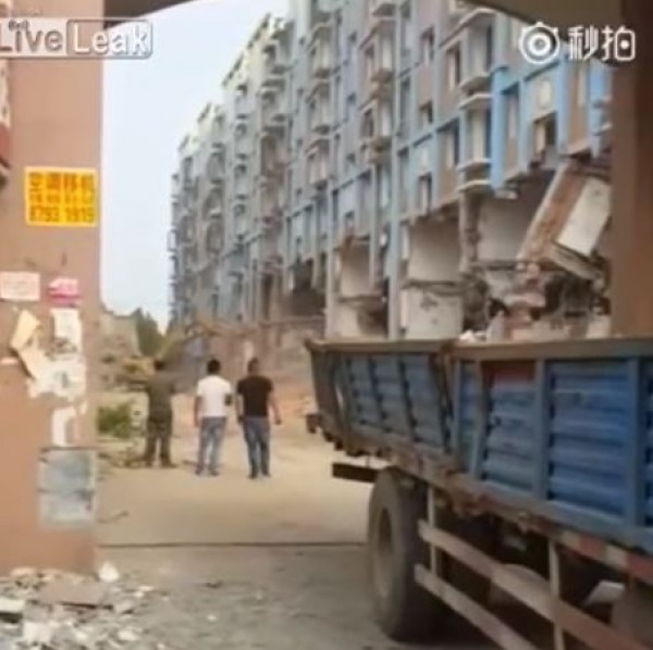 لحظة إنهيار مجمع سكني كامل أثناء هدمه