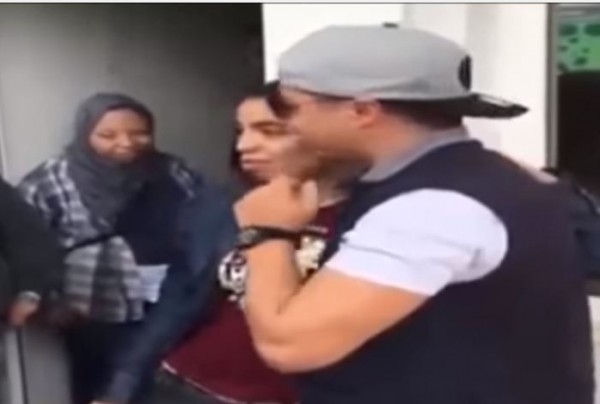 مغني شهير يحرج فتاة حاولت الاقتراب به