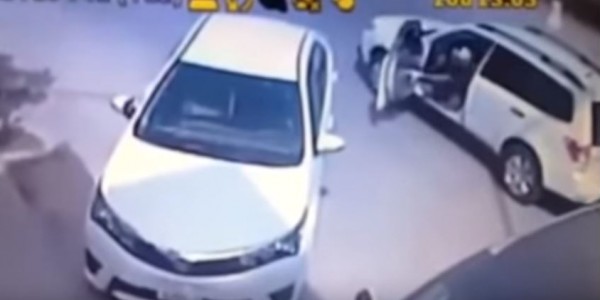 سعودي يلقن لص درساً ساخن بعد ضبطه متلبساً في سرقته