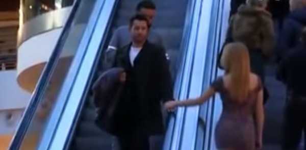 شاهد كيف رد شاب على طلب فتاة حسناء التواصل معه