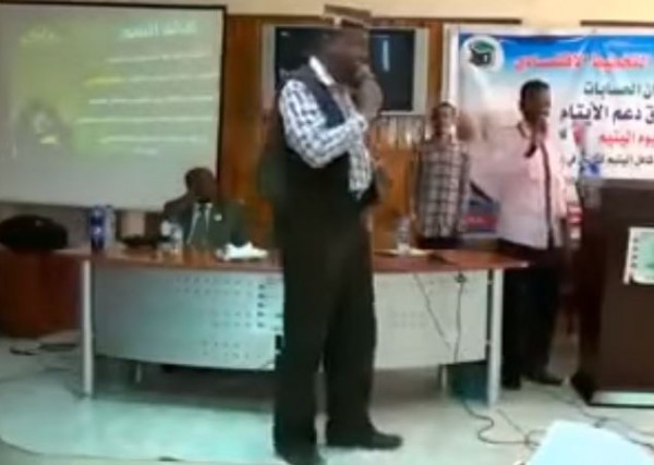 كوميديان سوداني يقلد الفنانة المصرية شيرين