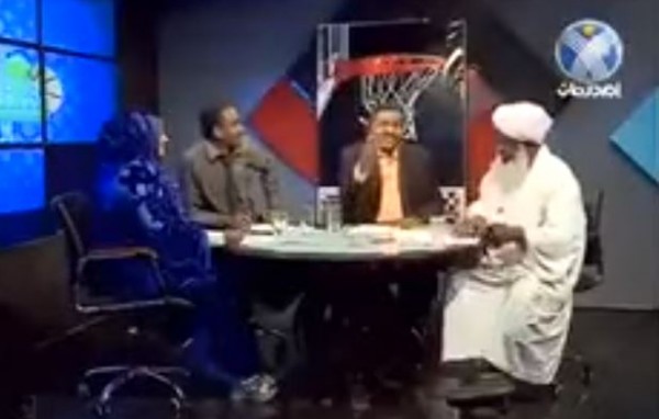 شيخ يترك لقاء على الهواء بسبب مداخلة للاعب كرة قدم