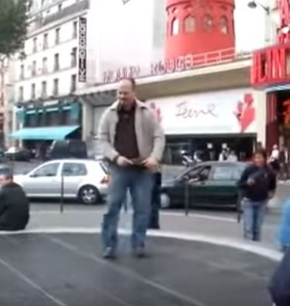 ساحر يدهش المارة من خلال حركاته وخدعه