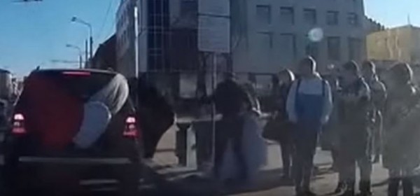 عريس يتعرض للضرب من حماته يوم الفرح