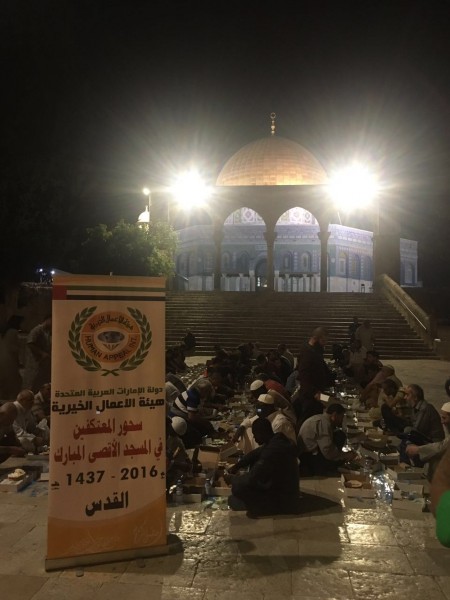 هيئة الأعمال الخيرية الاماراتية تباشر بتقديم وجبات السحور على المعتكفين