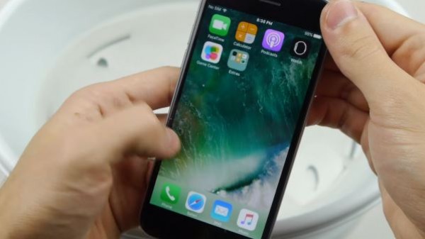شاهد ما يحدث لهاتف " iPhone 6S" عند وضعه فى الشمع السائل