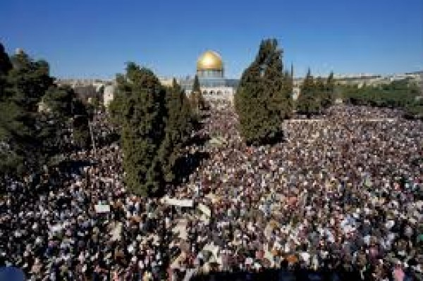 أكثر من ربع مليون فلسطيني يؤدون الجمعة في رحاب الأقصى