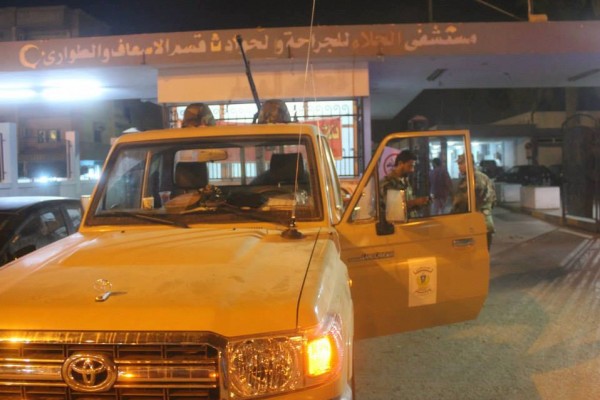 مقتل 4 وإصابة 14 شخصا جراء إنفجار سيارة أمام باب مستشفى الجلاء ببنغازي