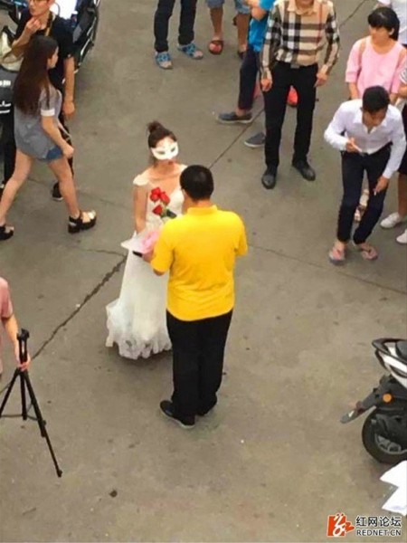 بالصور.. أستاذة جامعية ترتدي فستان زفاف وتتقدم لخطبة أحد طلابها
