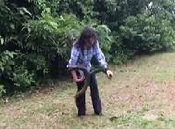 بالفيديو: امرأة تطارد أفعى ضخمة وتنقضّ عليها