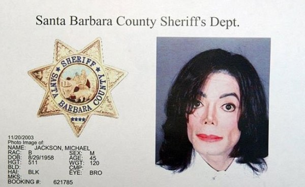 الشرطة الأمريكية تنشر صور وفيديو للفضائح الجنسية التي هزت مرقد "مايكل جاكسون"