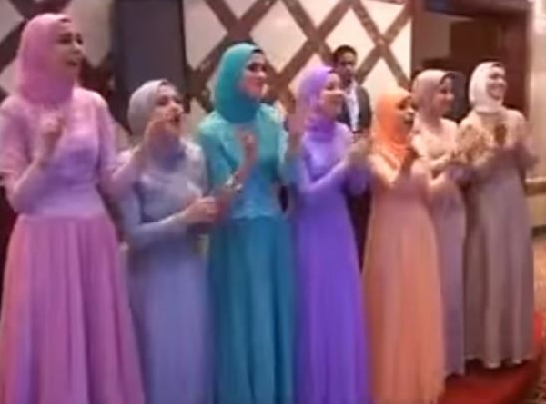 صديقات عروس يفاجئنها بأغنية من تأليفهن في يوم زفافها